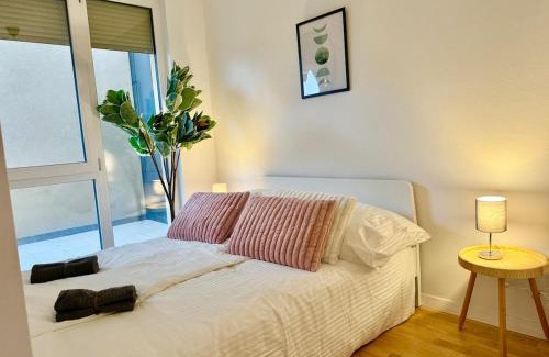 Wiener Neudorf Apartment | Modern Apartment with Balcony near SCS
