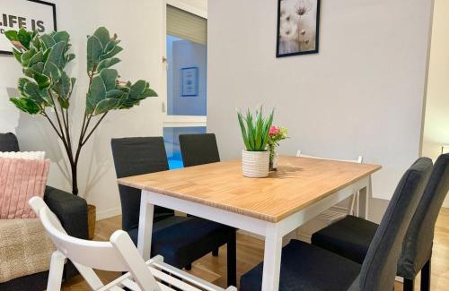 Wiener Neudorf Apartment | Modern Apartment with Balcony near SCS