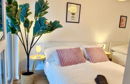 Wiener Neudorf Apartment | Modern Apartment with Terrace Patio near SCS