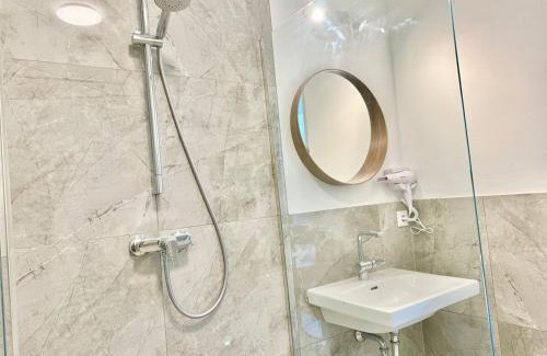 Wiener Neudorf Apartment | Modern Apartment with Terrace Patio near SCS