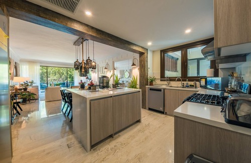Puerto Bahia Apartment | Modern apartment with lake view in El Portillo QB