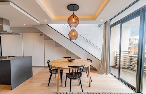 Three Anchor Bay Apartment | Modern Apartment w/Rooftop Deck (Scholtz Penthouse)
