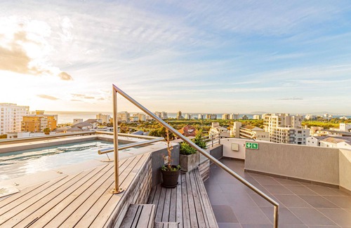 Three Anchor Bay Apartment | Modern Apartment w/Rooftop Deck (Scholtz Penthouse)