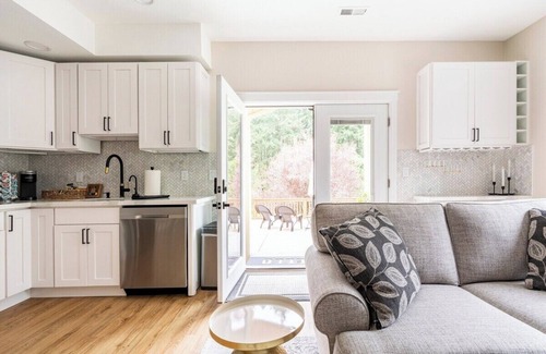 Maple Valley Apartment | Modern apartment with AC, HotTub and Private Deck