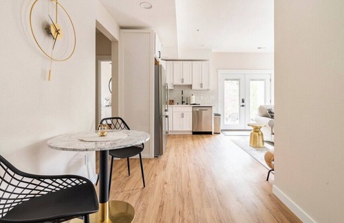 Maple Valley Apartment | Modern apartment with AC, HotTub and Private Deck