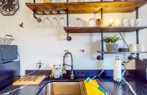 Winter Park Apartment | Modern apartment w/ enclosed yard & kitchenette