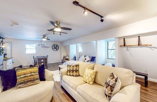 Winter Park Apartment | Modern apartment w/ enclosed yard & kitchenette