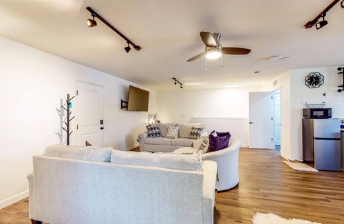 Winter Park Apartment | Modern apartment with enclosed yard, central AC, & kitchenette - dog-friendly