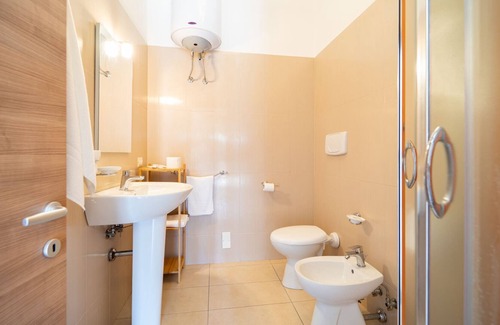 Strongoli Apartment | Modern apartment with private patio
