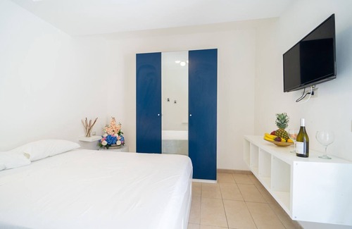 Strongoli Apartment | Modern apartment with private patio