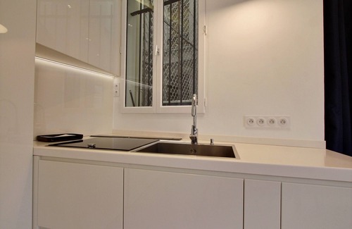 Odeon Apartment | Modern apartment with AC in front of the Odeon theatre, insurance included