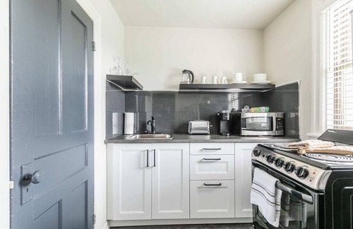 Hamilton Apartment | Modern Apartment with Kitchen on James St