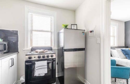 Hamilton Apartment | Modern Apartment with Kitchen on James St