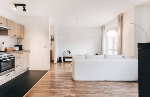 Mickten Apartment | Modern apartment with home cinema + Netflix in Dresden for up to 4 people