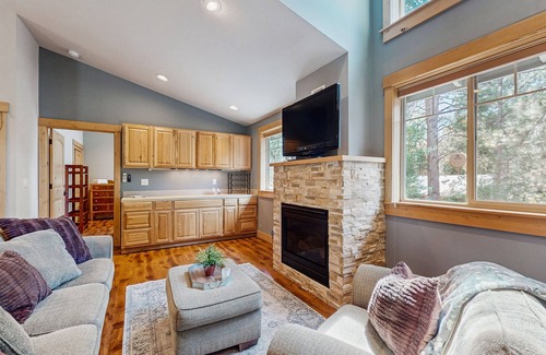 Sisters Apartment | Modern Apartment with fireplace, central A/C, pool & tennis/pickleball court