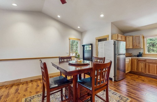 Sisters Apartment | Modern Apartment with fireplace, central A/C, pool & tennis/pickleball court