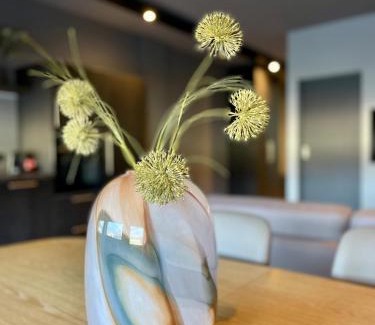 Oddeyrin Apartment | Modern Apartment With Hot Tub in Akureyri