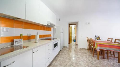 Playa de Arinaga Apartment | Modern Apartment with Mountain View in Arinaga