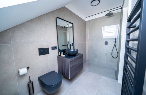 Seestrasse Apartment | Modern apartment with panoramic views & free lake access