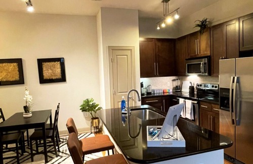 South Main Apartment | Modern Apartment with Pool — 7 mins to NRG