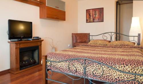 Dzerzhyns'kyi District Apartment | Modern Apartment with Panoramic View near Metro 23August