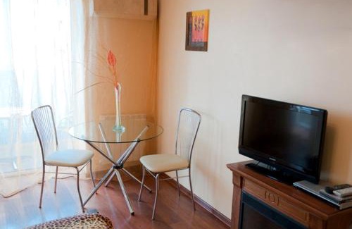 Dzerzhyns'kyi District Apartment | Modern Apartment with Panoramic View near Metro 23August