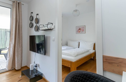 Grinzing Apartment | Modern apartment with tiny garden near city center