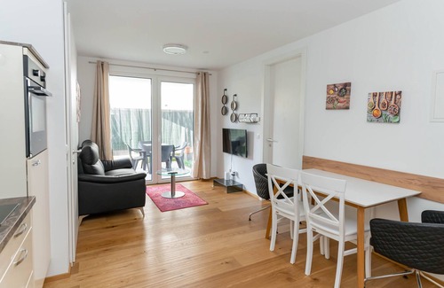 Grinzing Apartment | Modern apartment with tiny garden near city center