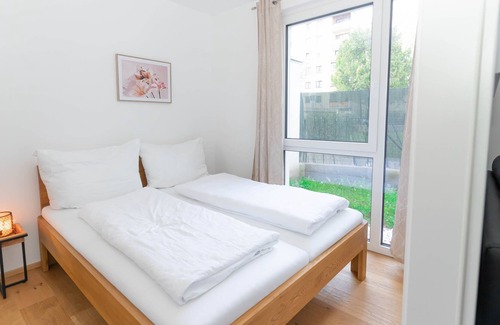 Grinzing Apartment | Modern apartment with tiny garden near city center