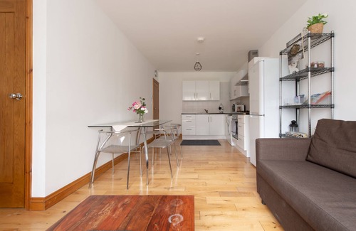 Wood Green Apartment | Modern Apartment "Woodleigh" Sleeps 4