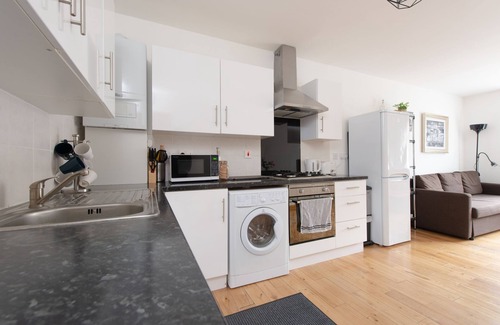 Wood Green Apartment | Modern Apartment "Woodleigh" Sleeps 4