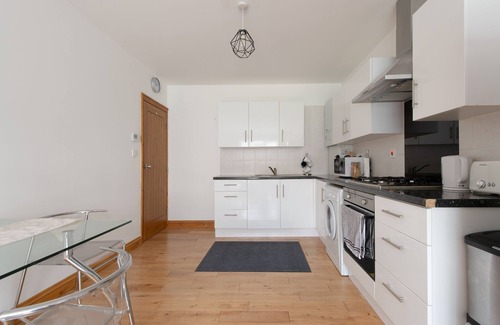 Wood Green Apartment | Modern Apartment "Woodleigh" Sleeps 4