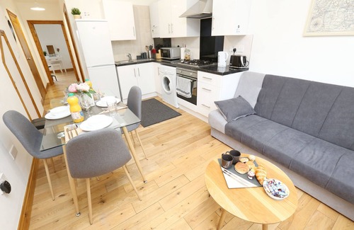 Wood Green Apartment | Modern Apartment "Woodship" Sleeps 7