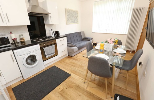Wood Green Apartment | Modern Apartment "Woodship" Sleeps 7