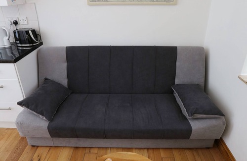 Wood Green Apartment | Modern Apartment "Woodship" Sleeps 7