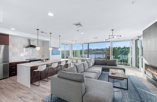 Eastlake Apartment | Modern Apartments w/Rooftop Lounge by Lake Union