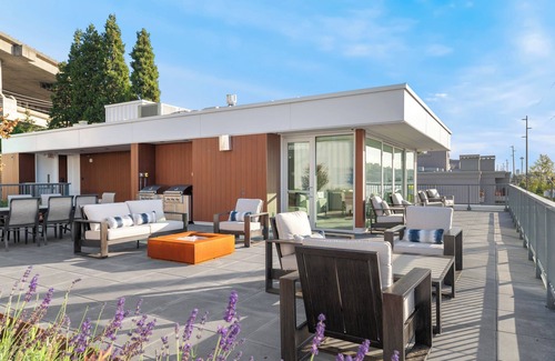 Eastlake Apartment | Modern Apartments w/Rooftop Lounge by Lake Union