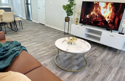 Brownsville Condo | Modern apt/King bed/Free parking/Wi-fi