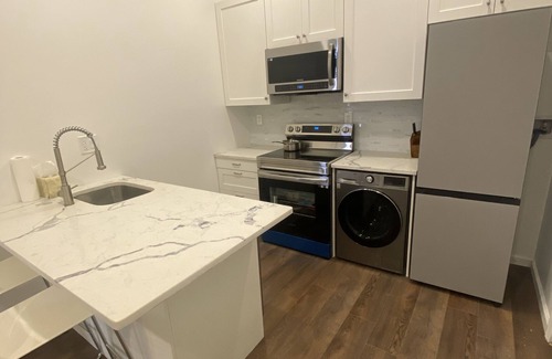 Spruce Hill Apartment | Modern APT on UPENN campus with onsite parking! 5 min walking to CHOP!
