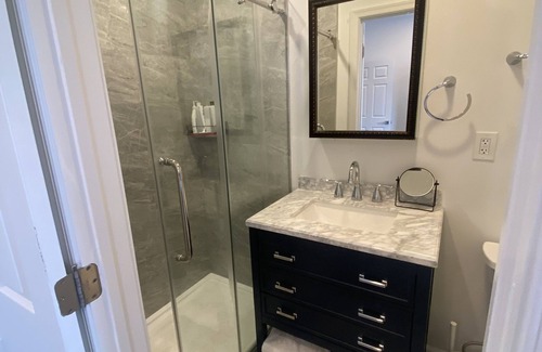 Spruce Hill Apartment | Modern APT on UPENN campus with onsite parking! 5 min walking to CHOP!