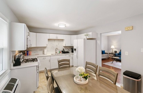 Libertyville Apartment | Modern Apt w/2 Kings 1/2 mile to DT Libertyville!