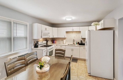 Libertyville Apartment | Modern Apt w/2 Kings 1/2 mile to DT Libertyville!