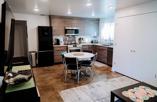 Smithfield House | Modern Apt w/Private Entry & Patio - Mtn Views