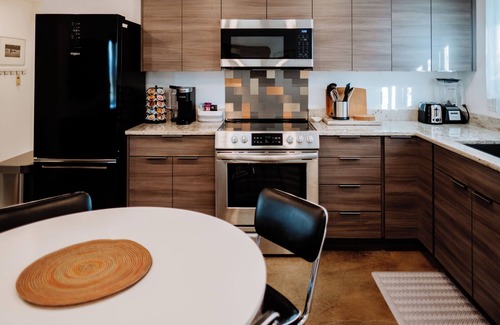 Smithfield House | Modern Apt w/Private Entry & Patio - Mtn Views