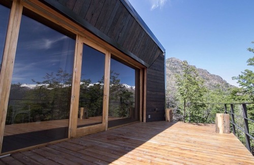Villa Arelauquen Apartment | Modern House w/Great Views of the Lake and the Hill