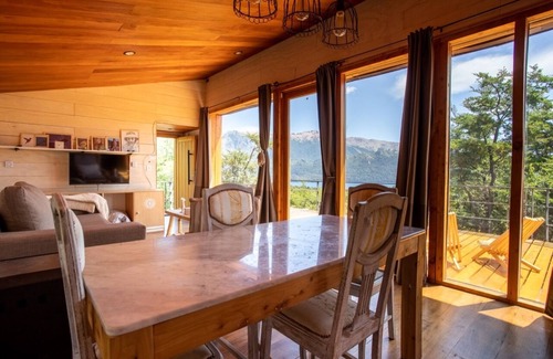 Villa Arelauquen Apartment | Modern House w/Great Views of the Lake and the Hill
