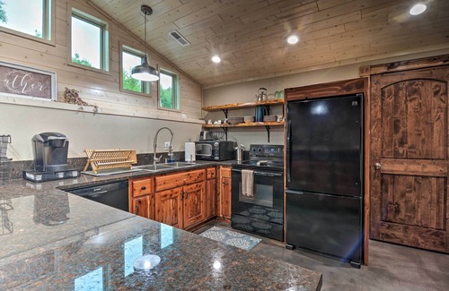 Arcadia House | Modern Arcadia Farmhouse on 80 Acres w/Fire Pit!