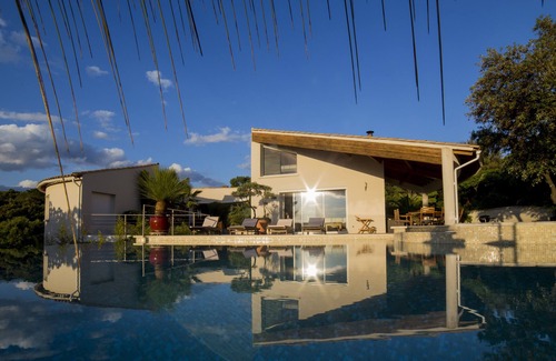 Vailhauques Villa | Modern architect Villa, with swimming pool, very nice and wooded garden and view