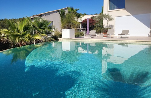 Vailhauques Villa | Modern architect Villa, with swimming pool, very nice and wooded garden and view