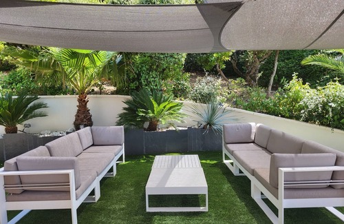 Vailhauques Villa | Modern architect Villa, with swimming pool, very nice and wooded garden and view